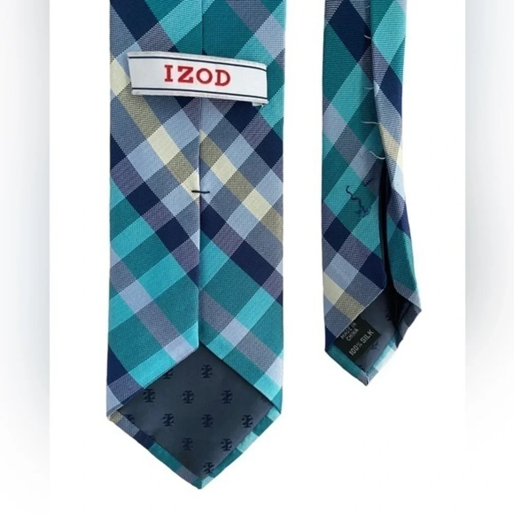 Vintage IZOD men’s light blue plaid silk necktie
